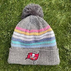 New Era Women’s Charcoal NFL Tampa Bay Buccaneers Crucial Catch Pom Knit Beanie